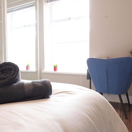 2-Bedroom, Free Parking, High Speed Wi-Fi, Swinton Manchester Kültér fotó