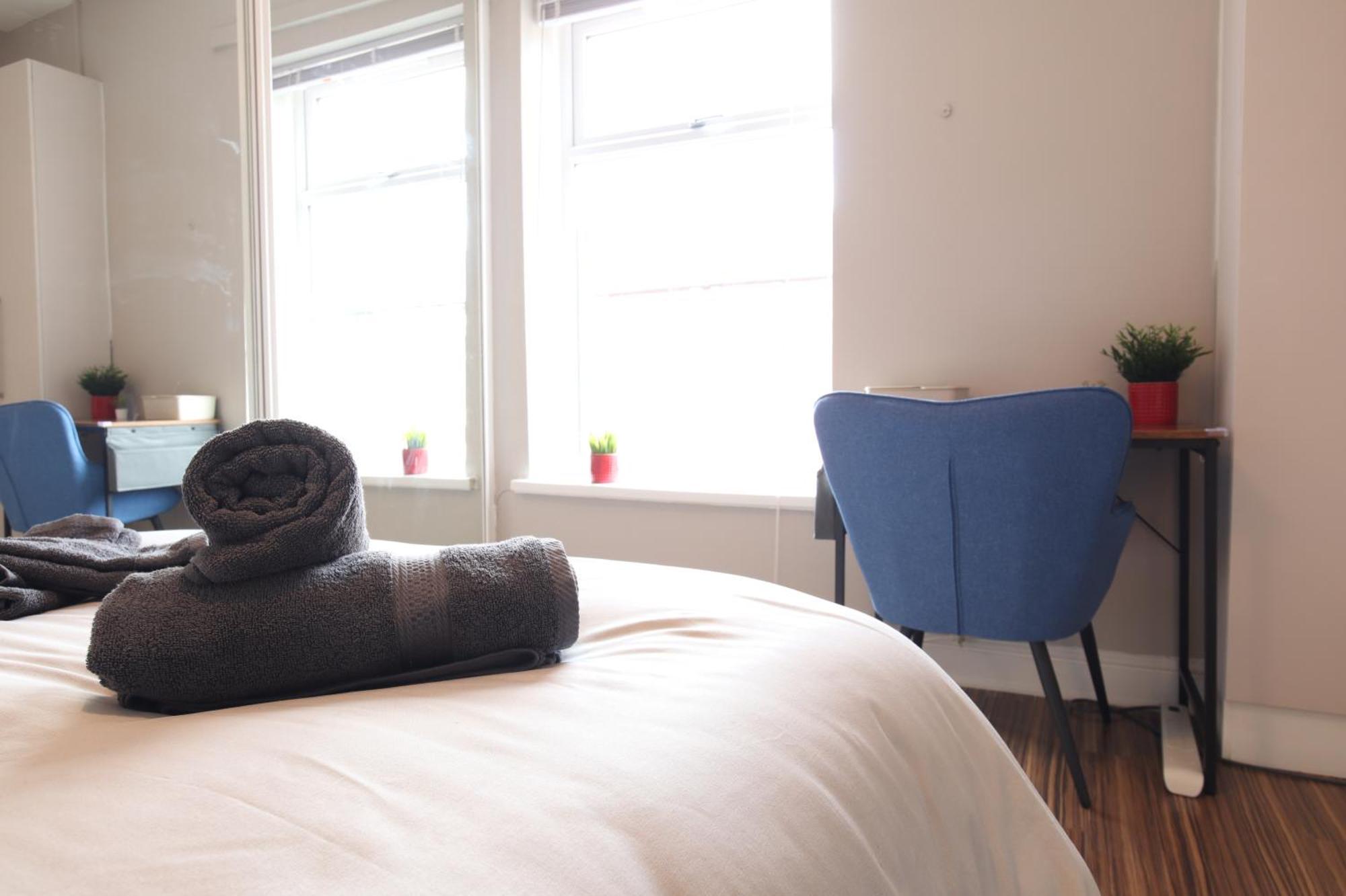 2-Bedroom, Free Parking, High Speed Wi-Fi, Swinton Manchester Kültér fotó