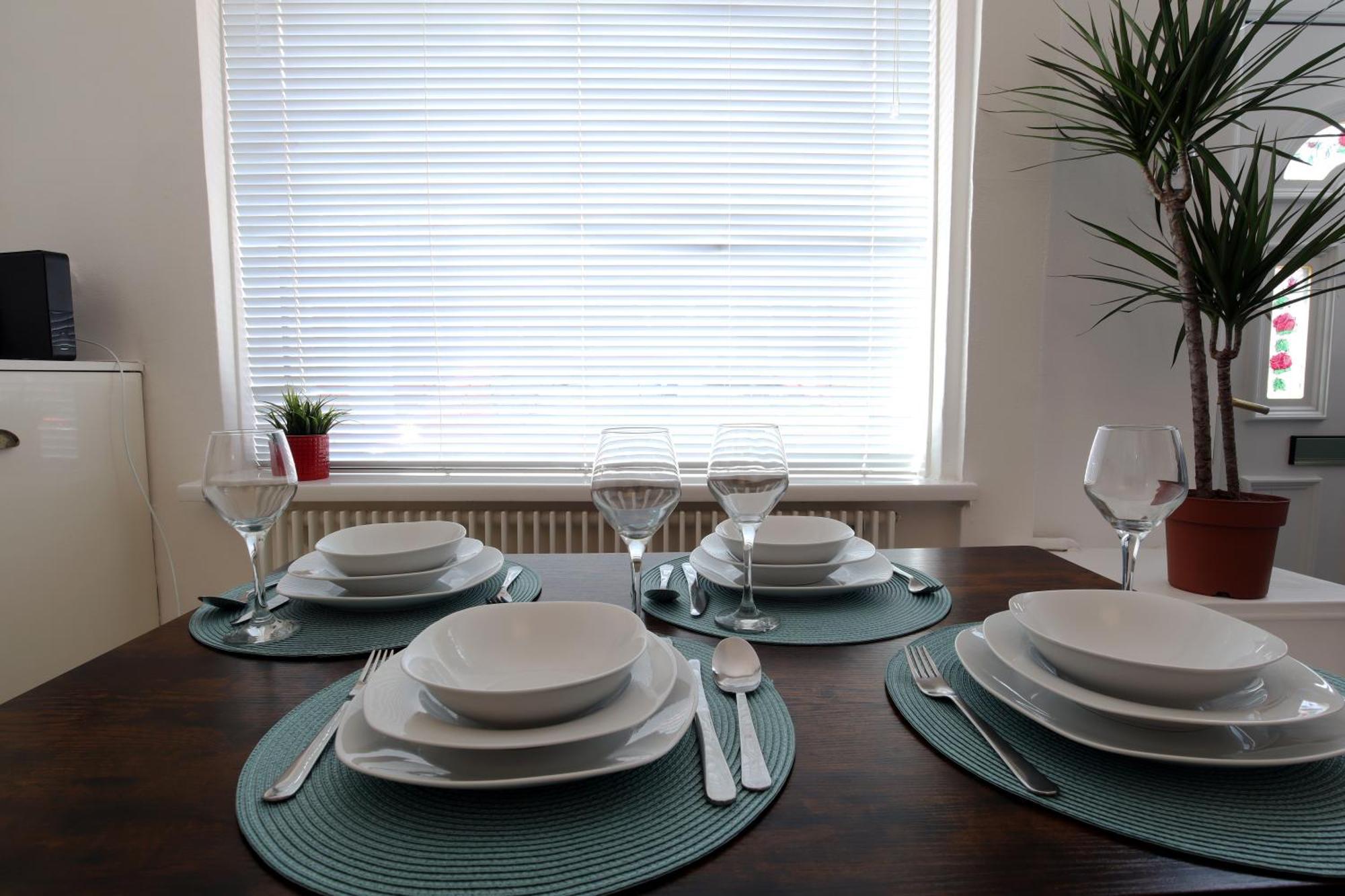2-Bedroom, Free Parking, High Speed Wi-Fi, Swinton Manchester Kültér fotó