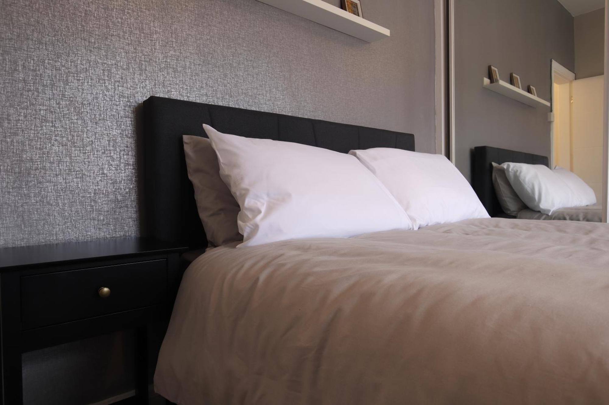 2-Bedroom, Free Parking, High Speed Wi-Fi, Swinton Manchester Kültér fotó